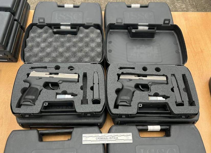 Parte de las armas que fueron incautadas en un bus interprovincial por la Policía Nacional.