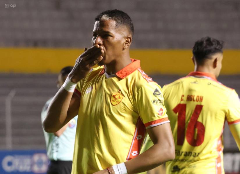 El defensa de Aucas, John Ontaneda, celebra su gol contra Delfín por la quinta fecha del segundo hexagonal de la LigaPro