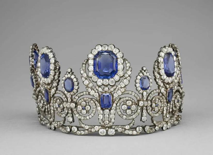 La diadema del aderezo de la reina María Amelia y de la reina Hortensia.