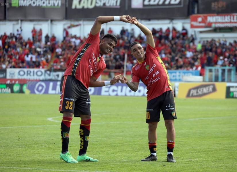 Agustín Venezia celebra su gol contra Universidad Católica por la fecha 15 de la LigaPro Ecuabet conectada por Xtrim