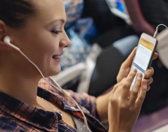 Usar el celular en el avión es posible activando esa modalidad.