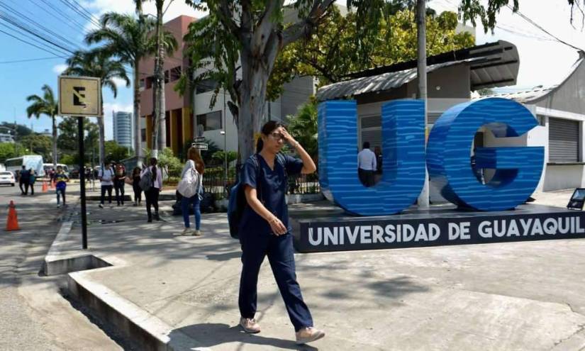 Exteriores de la Universidad de Guayaquil.