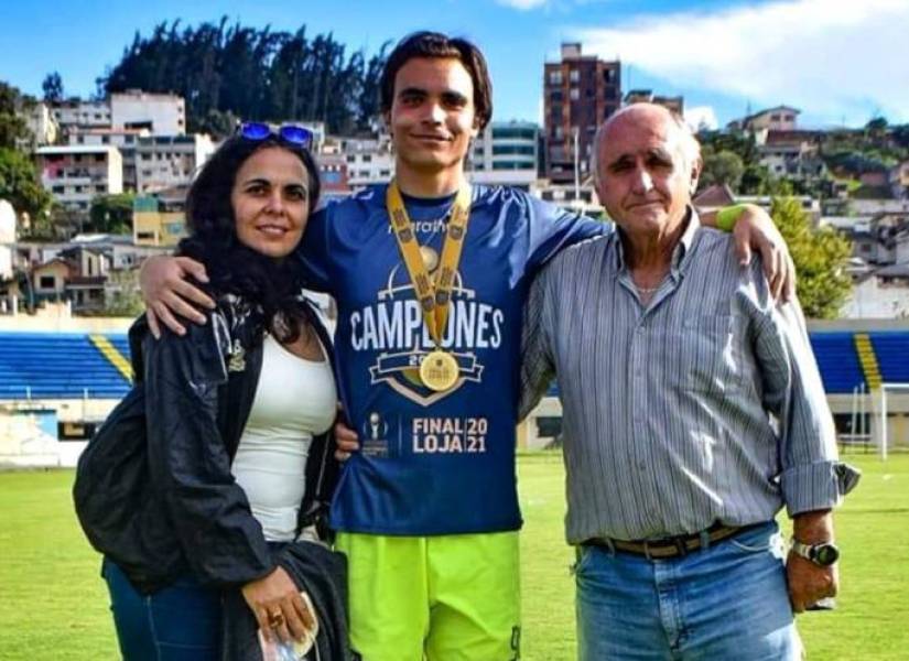 Eduardo Bores Jr. junto a sus padres, tras conseguir el ascenso en el 2021 con Libertad.