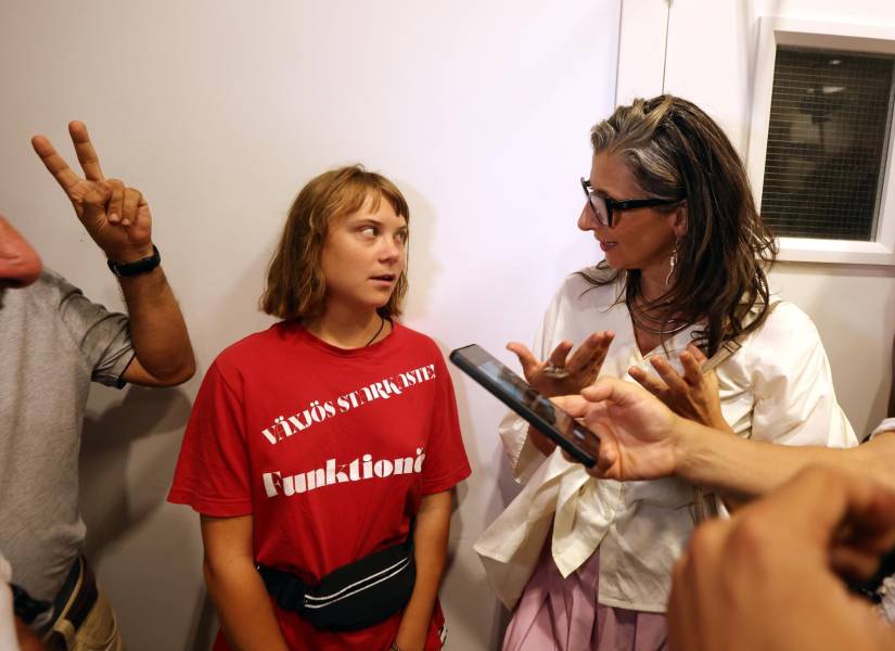 Francesca Albanese, Relatora Especial de las Naciones Unidas sobre los Territorios Palestinos Ocupados (D) y la activista climática sueca Greta Thunberg (I) se reúnen en apoyo de una flotilla humanitaria con destino a Gaza en la sede de la Unión General del Trabajo de Túnez (UGTT) en Túnez, Túnez, el 08 de septiembre de 2025.