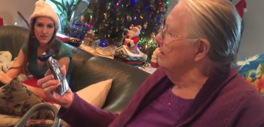 (VIDEO) La reacción de una abuelita cuando le regalan un iPhone... de chocolate