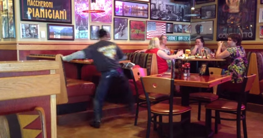 (Video) Futuro &quot;empleado del mes&quot; limpia una mesa en 30 segundos