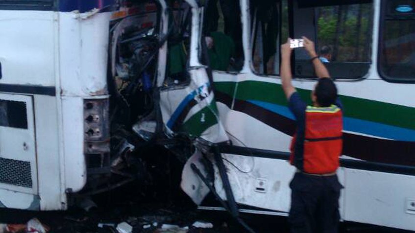 12 muertos y 37 heridos deja choque de buses en Venezuela