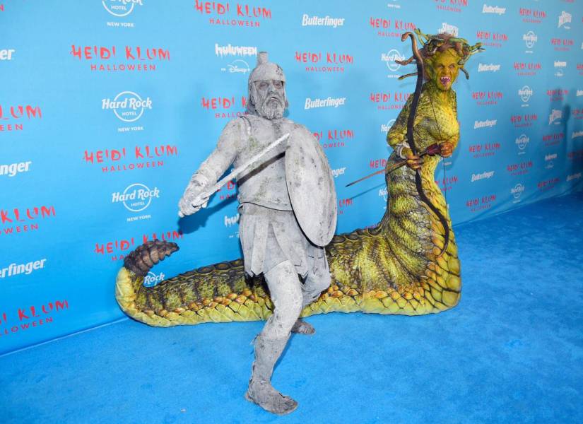 Heidi Klum y su esposo Tom Kaulitz, vestidos como Medusa y el soldado griego.