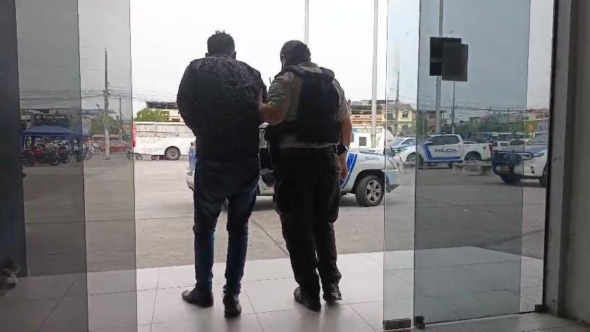 Imagen de un hombre detenido por el intento de femicidio de su expareja, en el norte de Guayaquil.