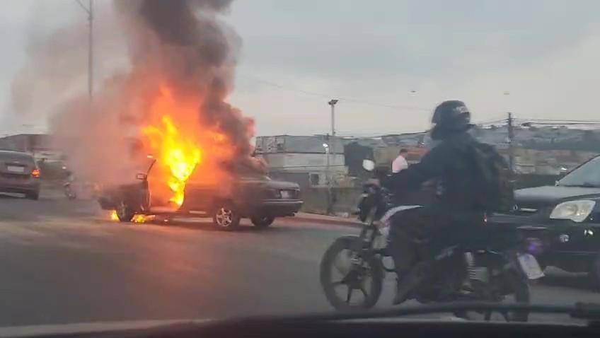 Un carro se incendió en la Vía Perimetral, norte de Guayaquil