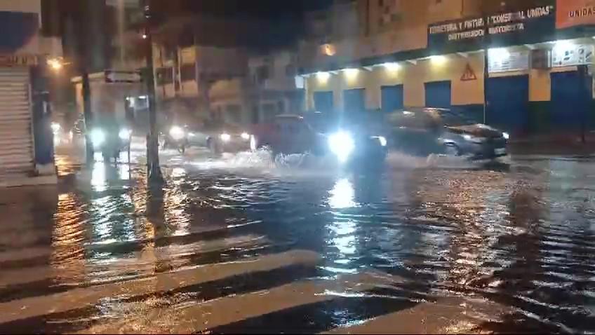 Varios sectores de Guayaquil con calles anegadas, tras 12 horas de lluvias, este martes 11 de febrero