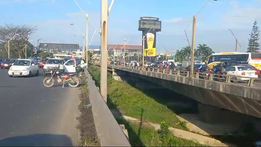 Un motociclista se cayó del Puente de la Unidad Nacional de Guayaquil-Samborondón
