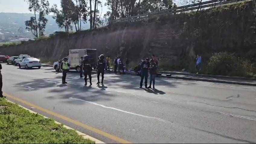 Los cuerpos de tres hombres asesinados fueron encontrados en la av. Simón Bolívar, norte de Quito