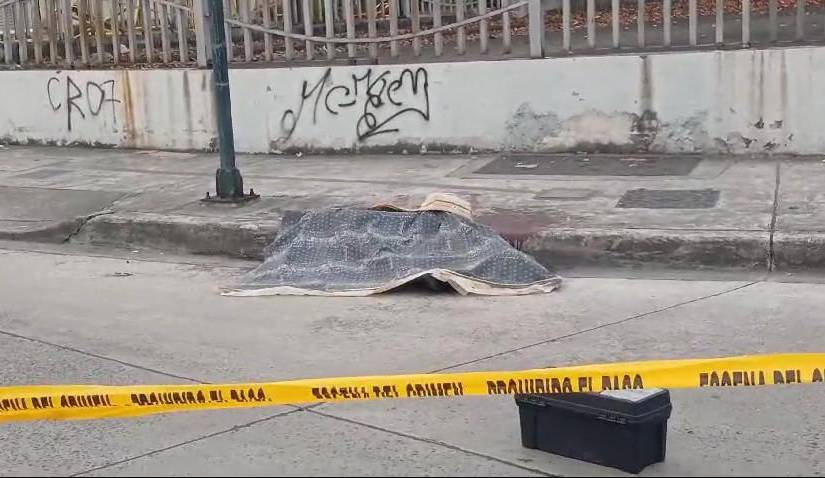 Imagen del cuerpo de un hombre asesinado, tapado con una manta y un cartón, en Sauces 7, la mañana de este miércoles 10 de abril.