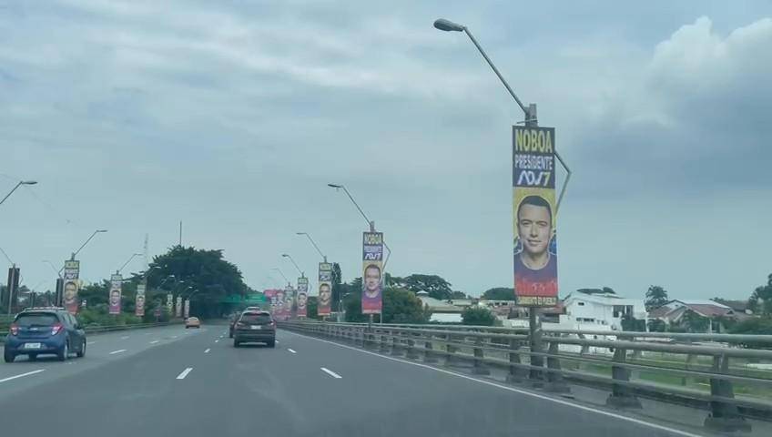 Elecciones Ecuador 2025 | La propaganda de ADN reaparece en el Puente de la Unidad Nacional ante la segunda vuelta