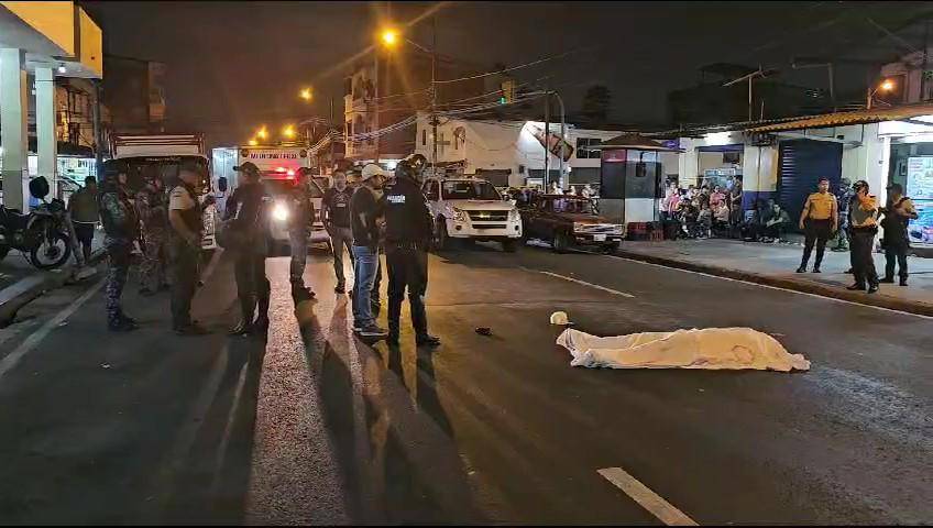 Un delincuente que intentó robar a los ocupantes de un camión fue ejecutado por la policía en Guayaquil