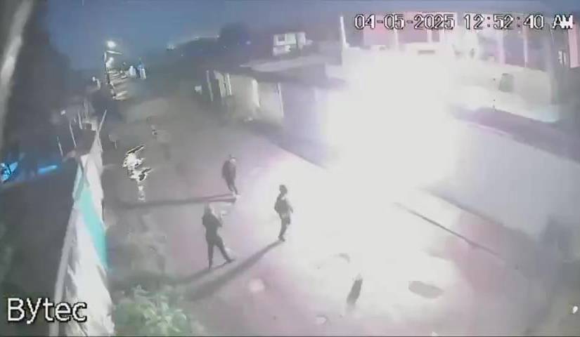 Momento en el que tres sujetos atacaban la casa de la mamá de Juan Cazares.