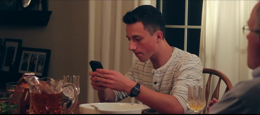 (VIDEO) Ingeniosa lección para no usar el celular a la hora de comer