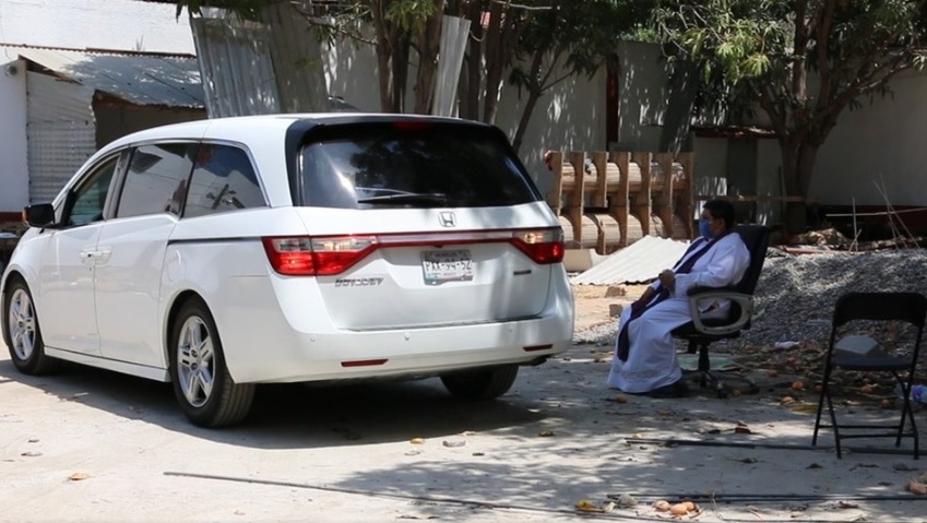 México: sacerdotes confiesan directo al automóvil para evitar el coronavirus