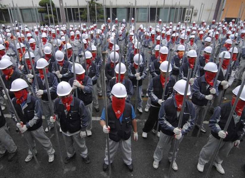 Huelguistas surcoreanos en la planta de Ssangyong Motor.
