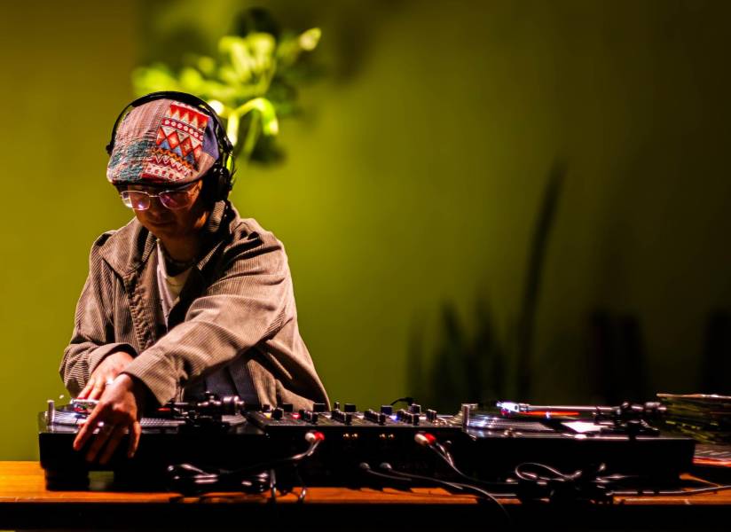 Pame Benalcázar pinchó vinilos de disco y funk, haciendo bailar a los que recorrían La Ruta del Vinilo.