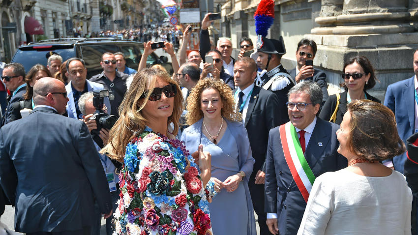 Vuelven a criticar a Melania Trump por su vestimenta en Italia