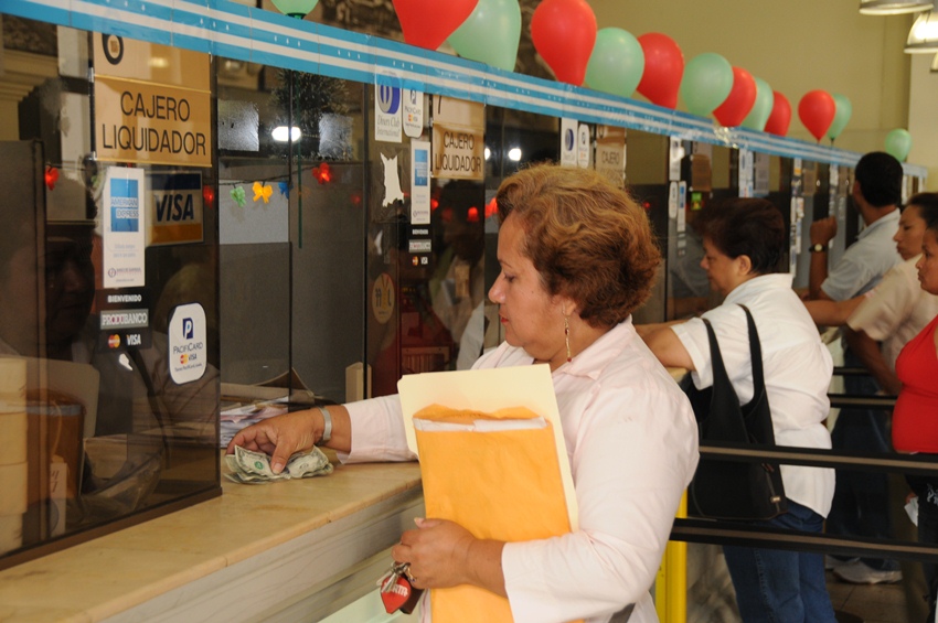 Con largas filas, los guayaquileños acuden a pagar sus impuestos prediales