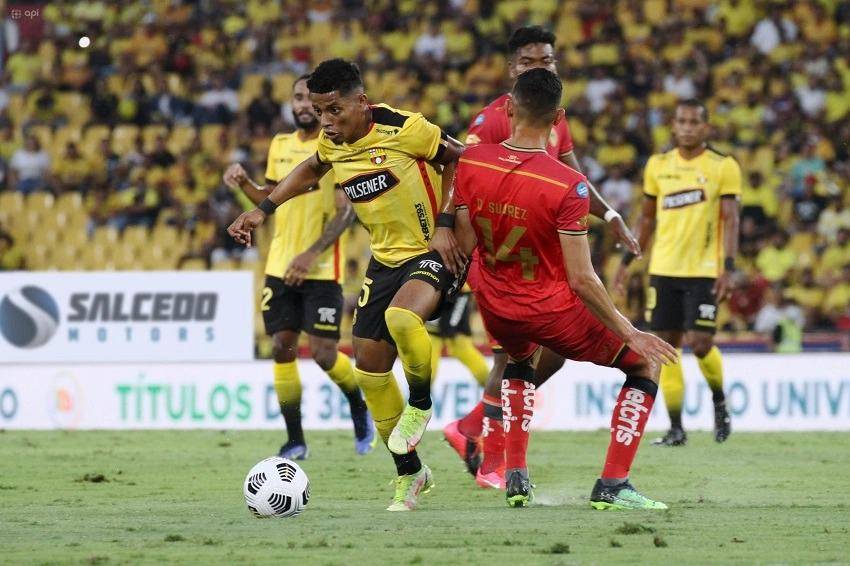 Barcelona empata con suplentes y espera a Aucas o U. Católica en la final