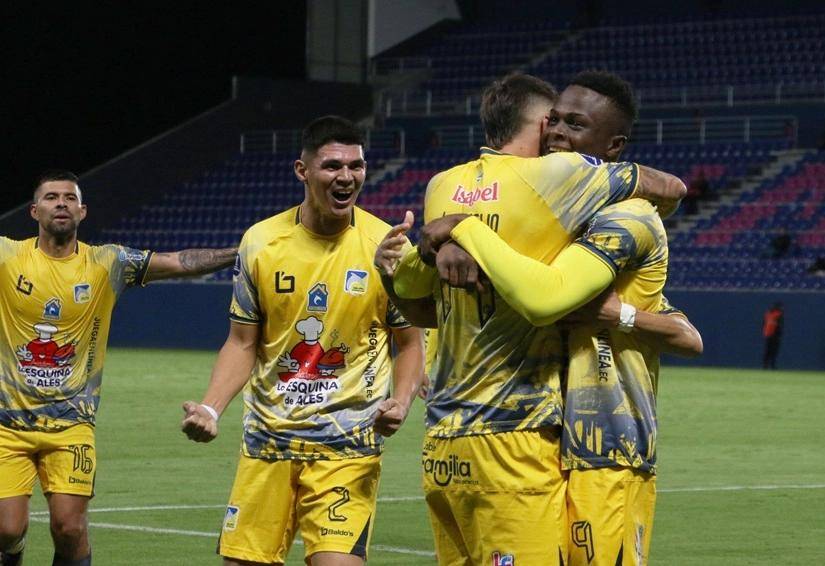 Jugadores de Delfín SC festejando un gol.