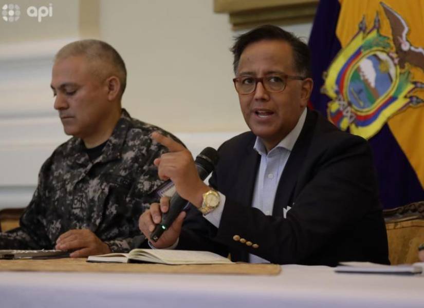 Fausto Salinas (i) comandante de la Policía y Diego Ordóñez, secretario de Seguridad Pública, explicaron las acciones que realiza el Estado en Guayaquil.