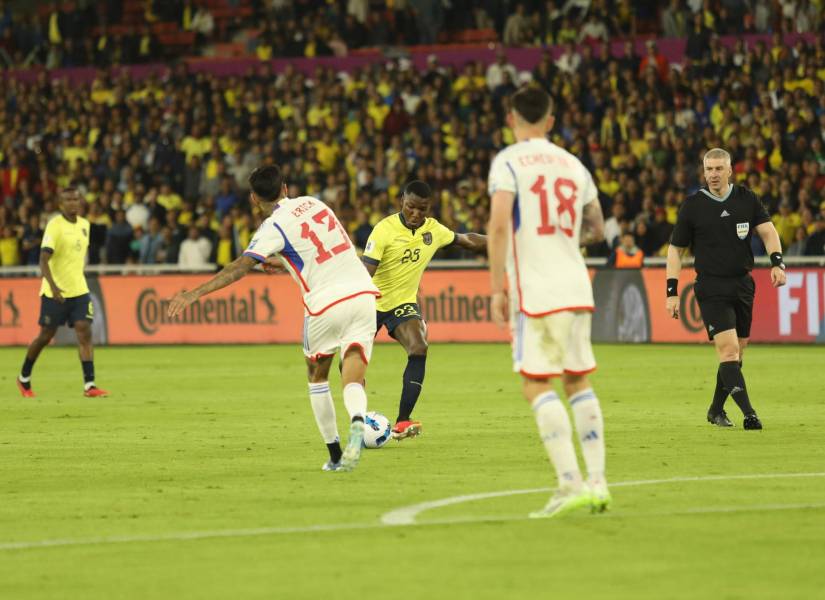 Moisés Caicedo en el partido contra Chile por Eliminatorias Sudamericanas