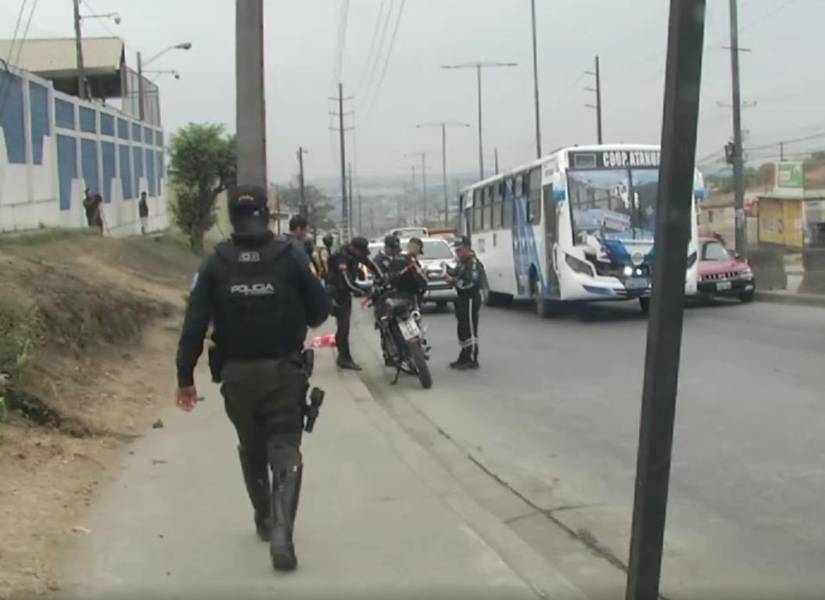 Imagen de policías recabando indicios en la escena donde un hombre fue asesinado en la avenida Casuarina, noroeste de Guayaquil.
