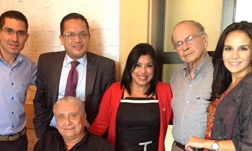 Eduardo Ríos, productor de Contacto Directo; Lenin Artieda, entrevistador; Mariuxi Mosquera, coordinadora de Contacto Directo; Xavier Alvarado Roca, presidente de Ecuavisa; y Estéfani Espín, entrevistadora, junto a Alfredo Pinoargote.