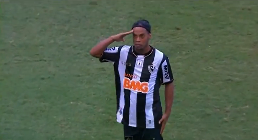 Ronaldinho vuelve a las canchas y marca dos goles