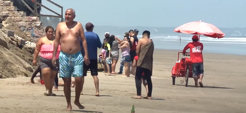 Decenas de personas se bañaron en la playa Montañita