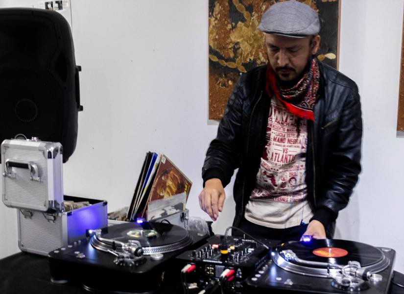 En un espacio de paredes blancas, lleno de impresiones y fanzines, Sonido Makas reprodujo la voz de Jaime Guevara con la protesta de Sr. Prohibicionista.