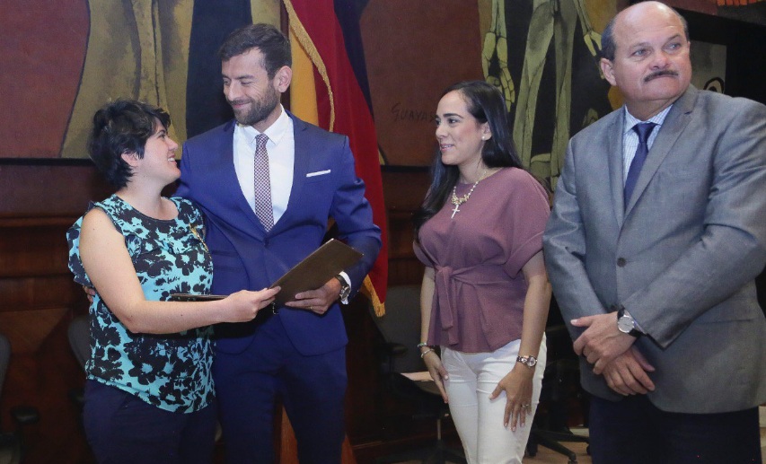 Carla Heredia recibió condecoración al mérito deportivo