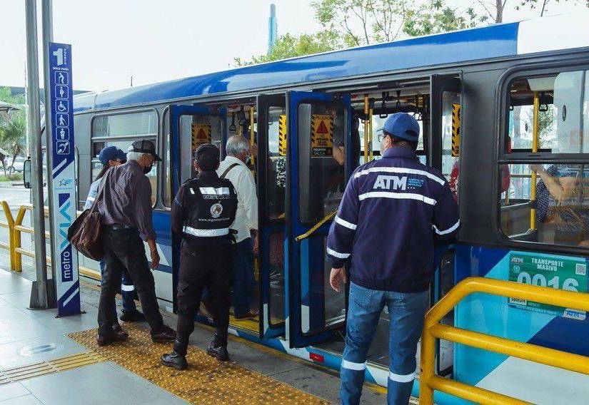 La Metrovía opera en tres troncales de norte a sur en Guayaquil.