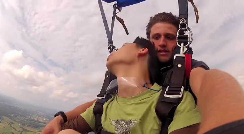 (VIDEO) Se desmayó en pleno salto en paracaídas