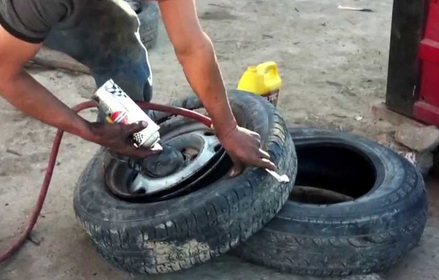 (VIDEO) Joven intentaba inflar una llanta, pero algo salió mal