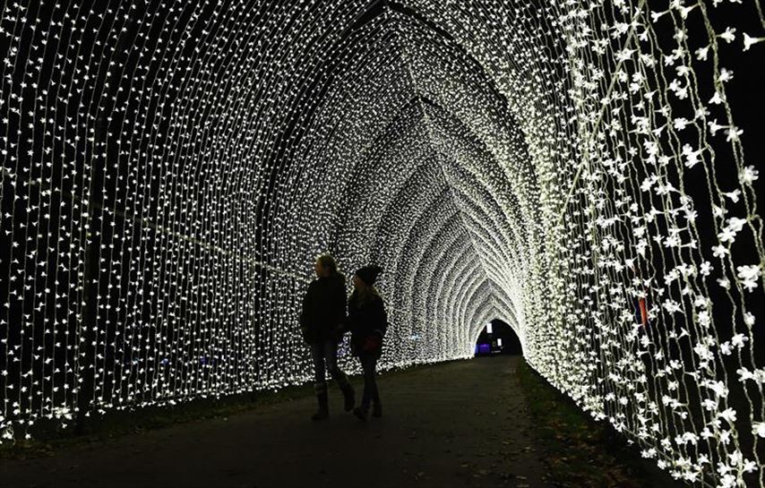 La ciudad blanca de Ibarra es iluminada por miles de luces navideñas