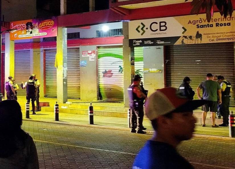 Imagen de un local que fue atacado con un explosivo en Santa Rosa.