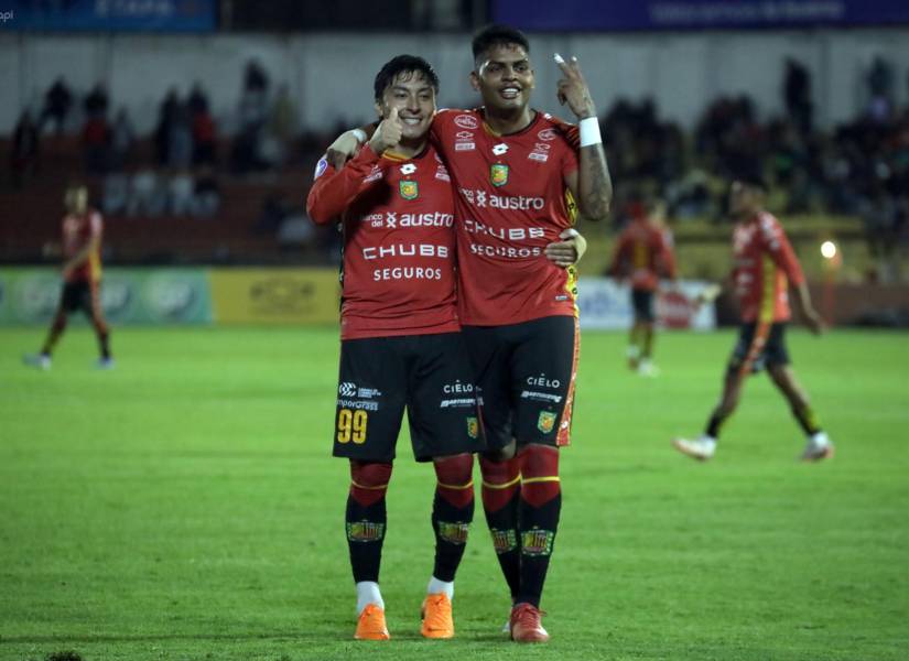 El volante de Deportivo Cuenca, Alejandro Tobar, celebra su gol contra El Nacional