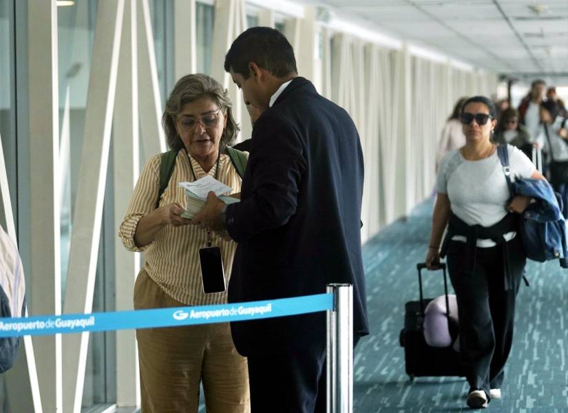 Imagen de archivo de pasajeros llegando al aeropuerto de Guayaquil. Solo en el primer semestre de 2025, por los 22 aeropuertos ecuatorianos circularon 3,8 millones de personas entre vuelos nacionales e internacionales.