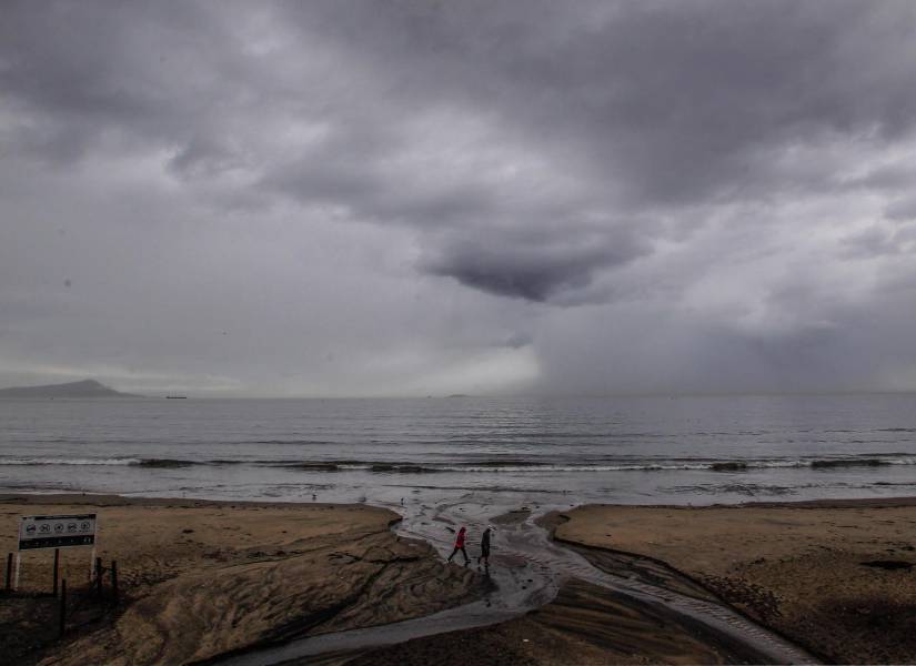 Fotografía de una pareja caminando por la playa en Ensenada, Baja California.