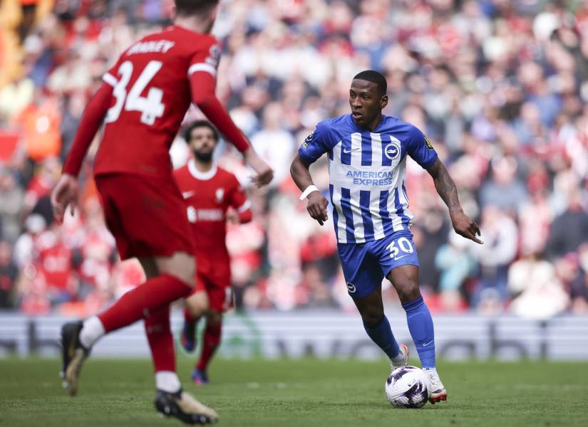 Pervis Estupiñán (d) de Brighton, condude el balón en el partido ante el Liverpool.