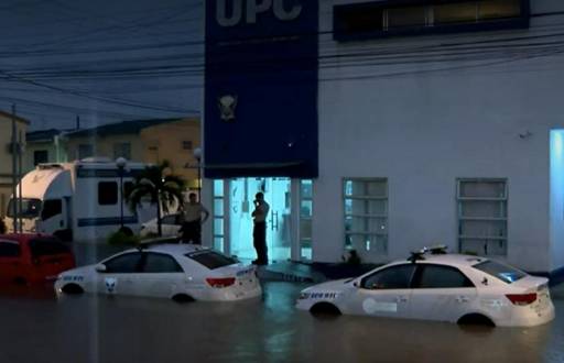 El agua inundó la Unidad de Policía Comunitaria en el norte de Guayaquil.