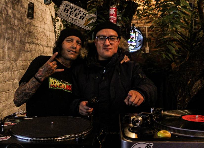 Sonido Kinte colocó vinilos de cumbias, entre ellas Que no quede huella de Bronco, que hizo cantar a más de uno en el salón.