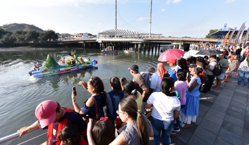 Desfile náutico reanudó las fiestas de independencia de Guayaquil