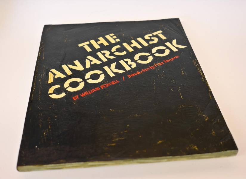 El libro de cocina del anarquista fue publicado en 1971, durante la convulsión contracultural que vivió Estados Unidos entre las décadas de 1960 y 1970.